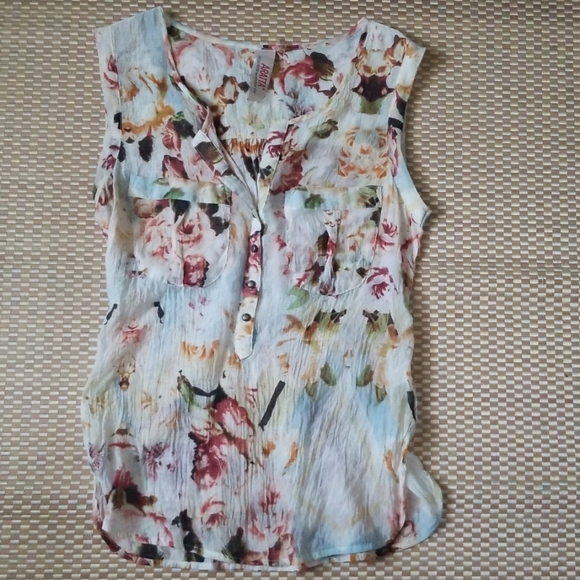 Aratta Tops - Stitch Fix Aratta Fiorna Split Neck Top Small